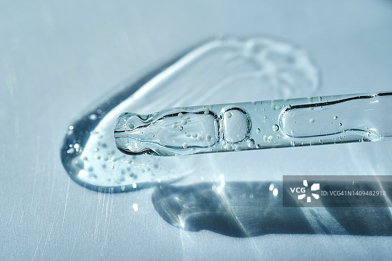 含维生素微胶囊的蓝绿色凝胶滴管图片素材