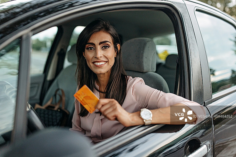 看着镜头的漂亮女商人图片素材