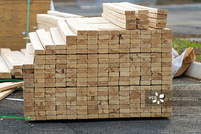 建筑工地上的成堆木材图片素材