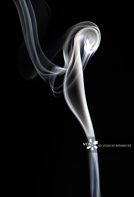 黑色背景上升腾的白色烟雾图片素材