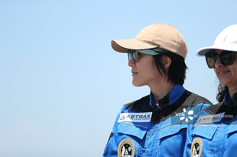 女太空旅行者凝望天空图片素材