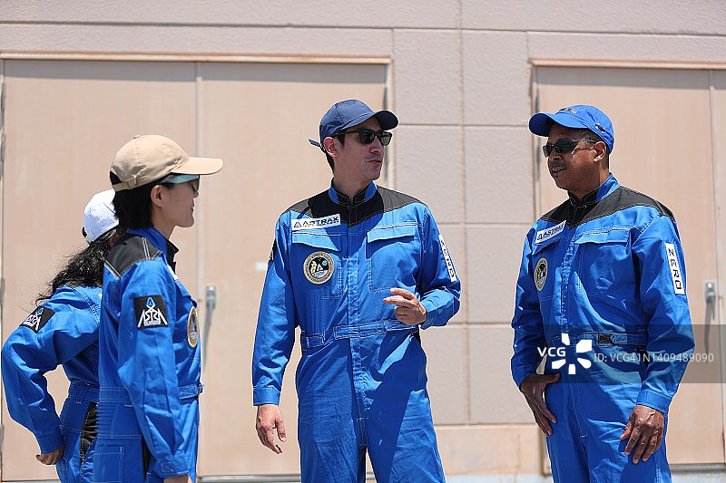 太空旅行者在太空旅行前交谈图片素材