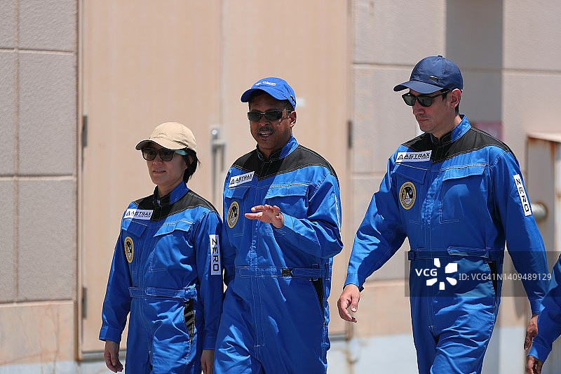 太空旅行者在太空旅行前交谈图片素材