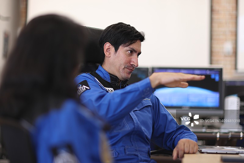 商业太空旅客登船前听取简报图片素材