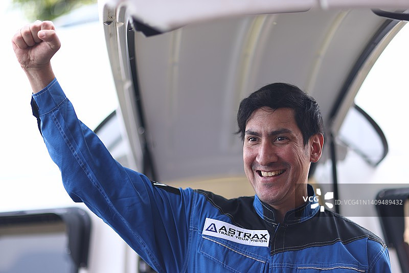 商业太空旅客离开宇宙飞船图片素材