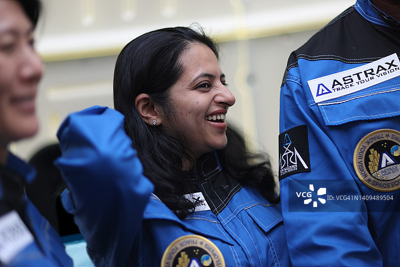表情放松的商业太空旅客图片素材