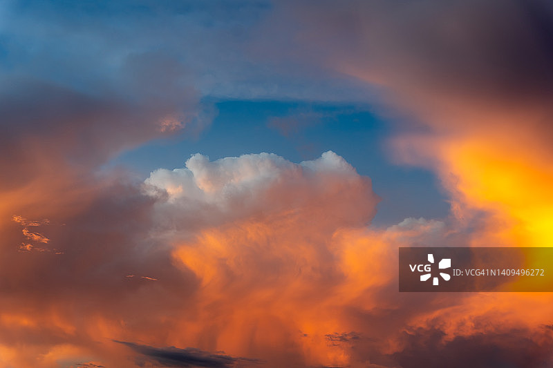 金色云彩下的日落天空图片素材