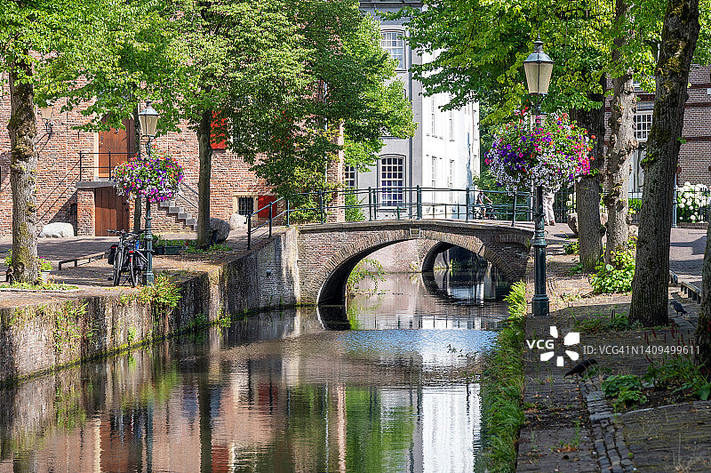 荷兰阿默斯福特古镇的宁静运河图片素材