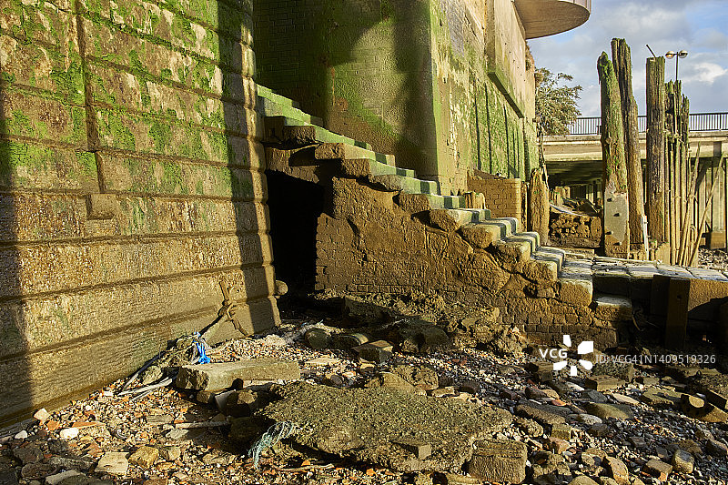 泰晤士河堤岸的退潮鹅卵石滩（伦敦，英国）图片素材