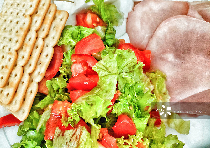 番茄火腿沙拉配饼干图片素材