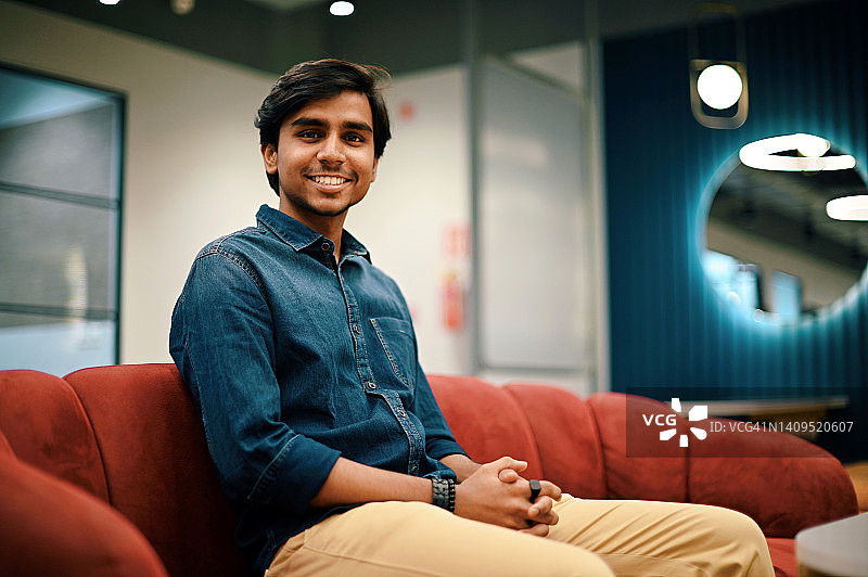 在联合办公办公室的年轻男子肖像图片素材