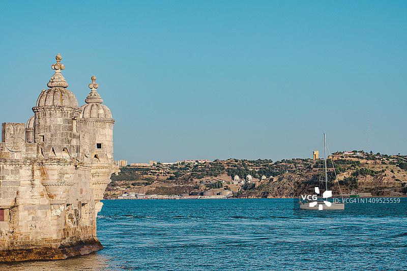 船只途经太加斯河和贝伦塔图片素材