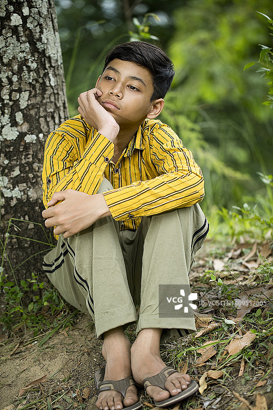 在自然中沉思的乡村男孩图片素材