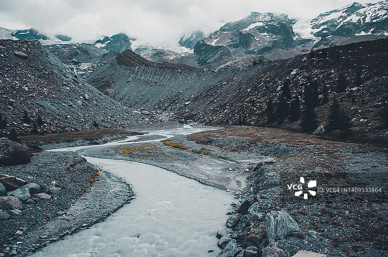 瓦莱达奥斯塔阿亚斯山谷 Pennine 阿尔卑斯山的险恶天气图片素材