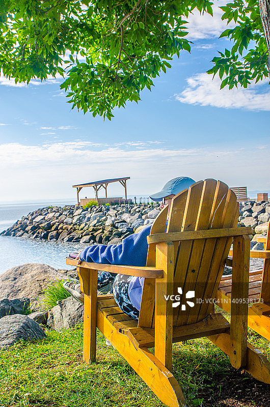 坐在阿迪朗达克椅上的女人图片素材