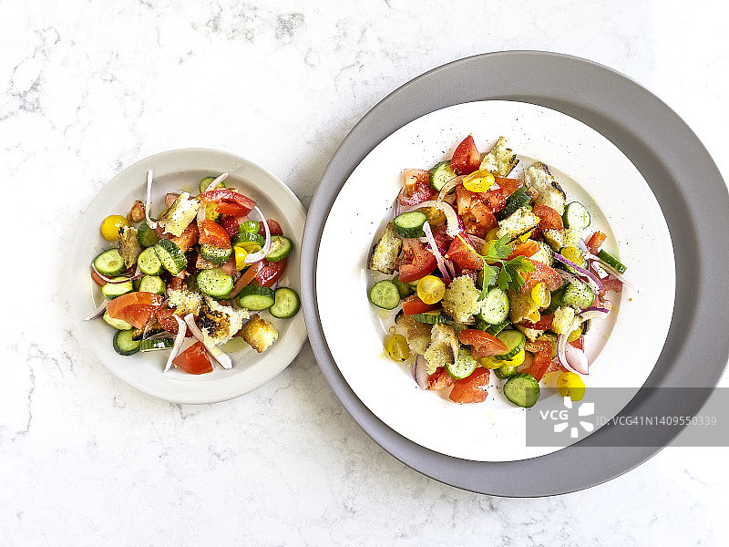 两盘番茄沙拉（Panzanella），白色背景图片素材