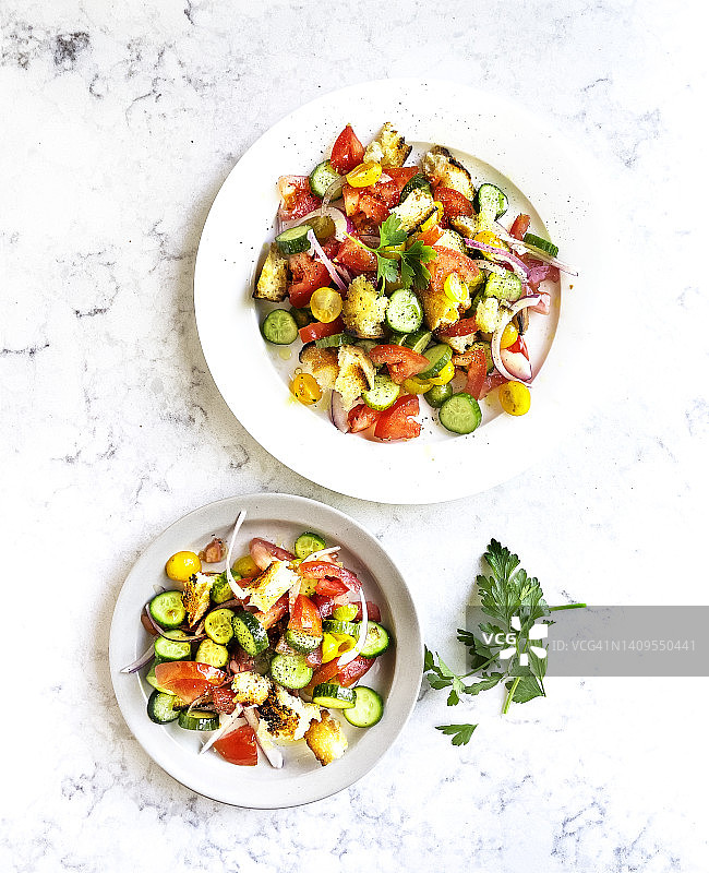 两盘番茄沙拉（Panzanella），白色背景图片素材