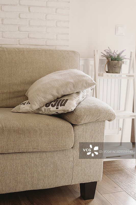 家居室内，带靠垫的米色沙发客厅细节图片素材