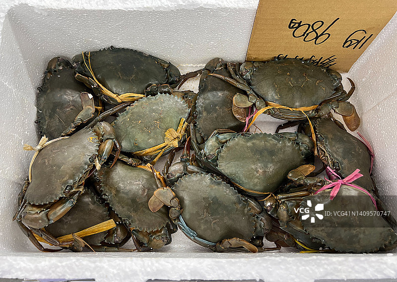 香港美食：蟹黄丰富的母蟹图片素材