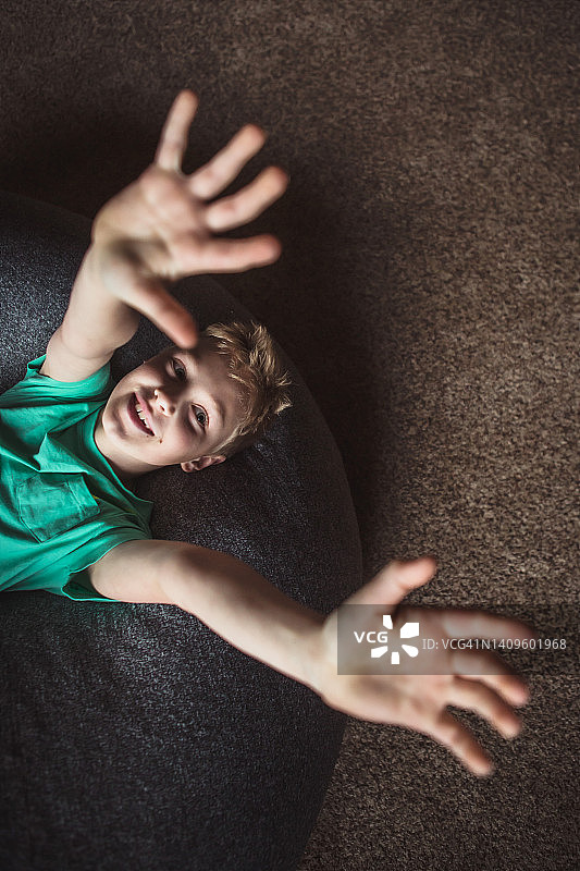 男孩向镜头伸手图片素材