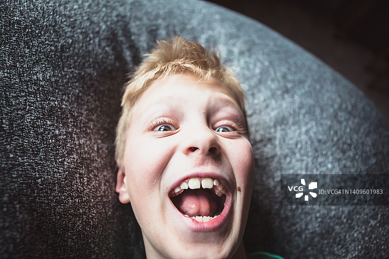 男孩做傻脸图片素材