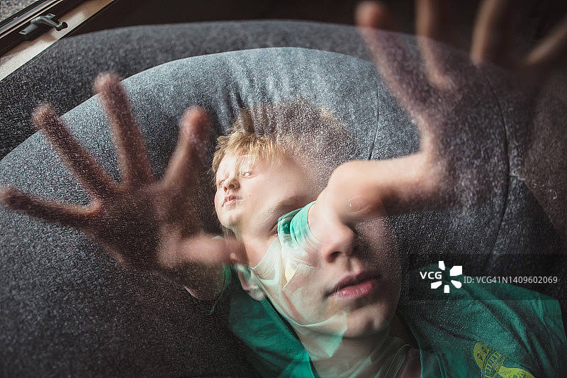 严肃男孩的双重曝光图片素材