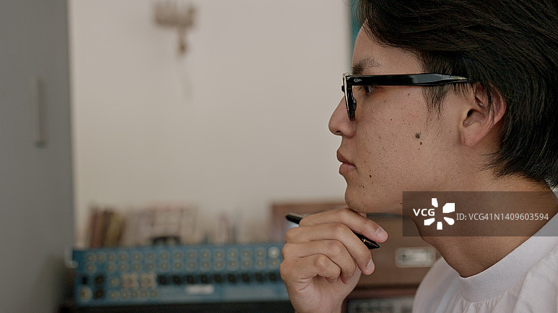 盯着屏幕的年轻男人图片素材