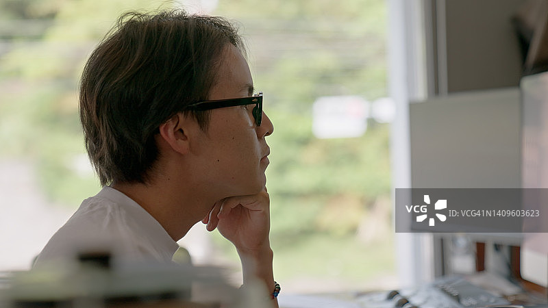 年轻男人在办公室剪辑视频图片素材