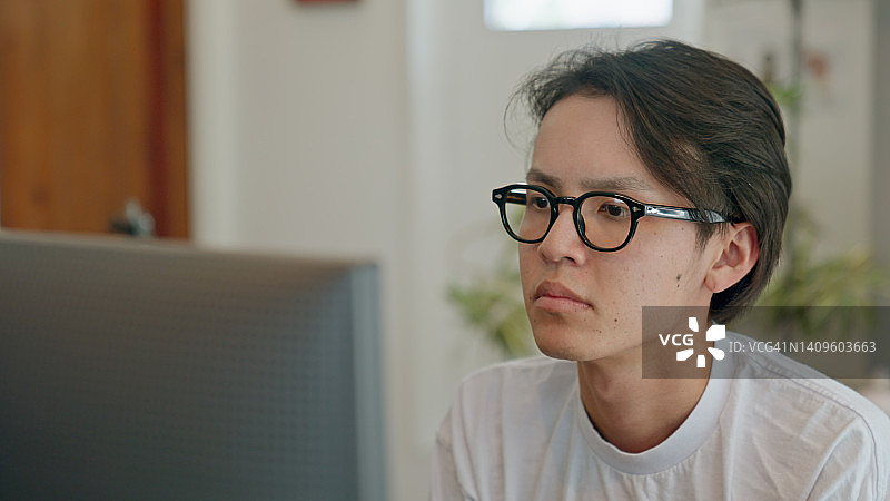 盯着屏幕的年轻男人图片素材