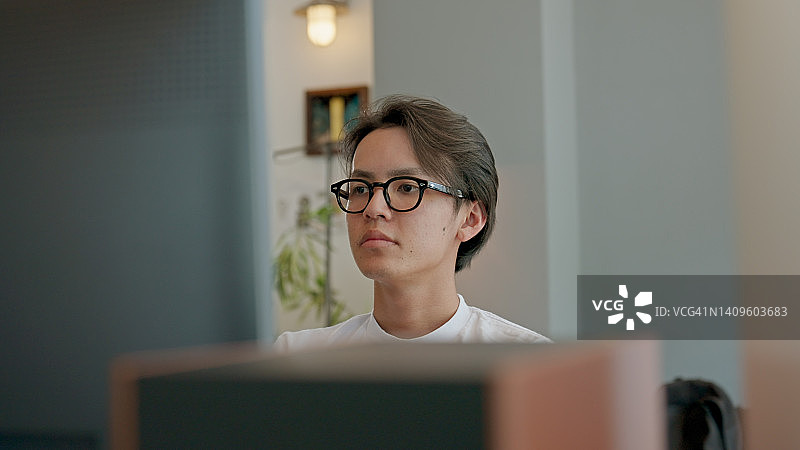 盯着屏幕的年轻男人图片素材