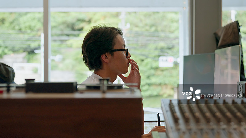 盯着屏幕的年轻男人图片素材