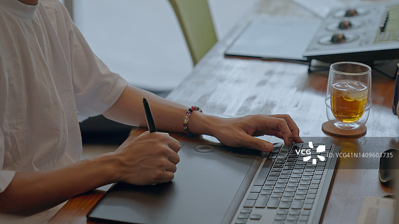 年轻男人使用数位板图片素材