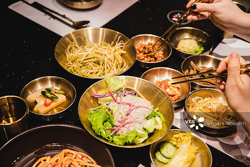 朋友们享用各种韩国小菜图片素材