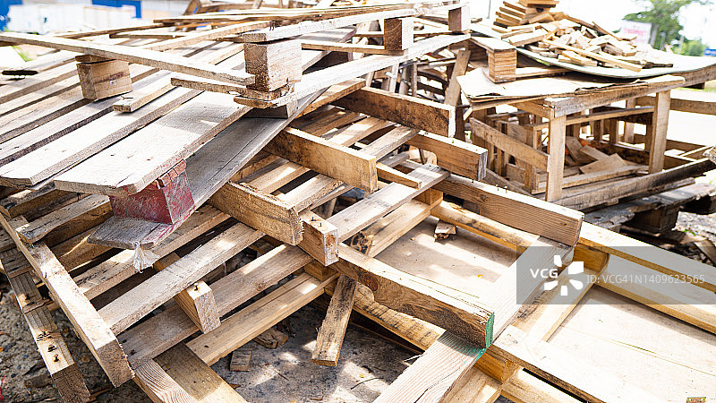 零售仓库中堆叠的木制托盘图片素材