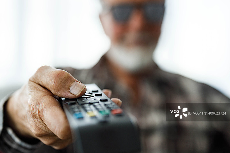 正在换电视频道图片素材