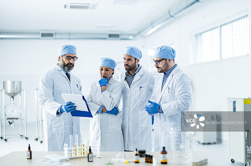 科学家团队在实验室检查研究数据图片素材
