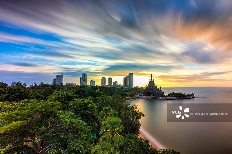 真理寺：芭堤雅美丽的日落与世界最大的木制城堡图片素材