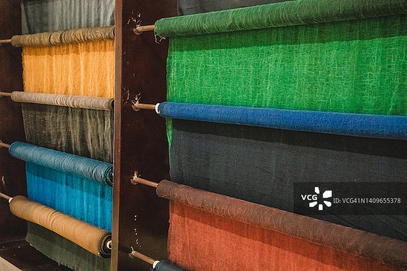 挂在架子上的香云纱图片素材