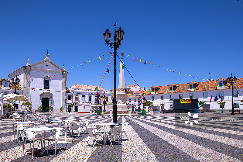 西班牙边境城镇阿亚蒙特，拥有蔚蓝的天空图片素材