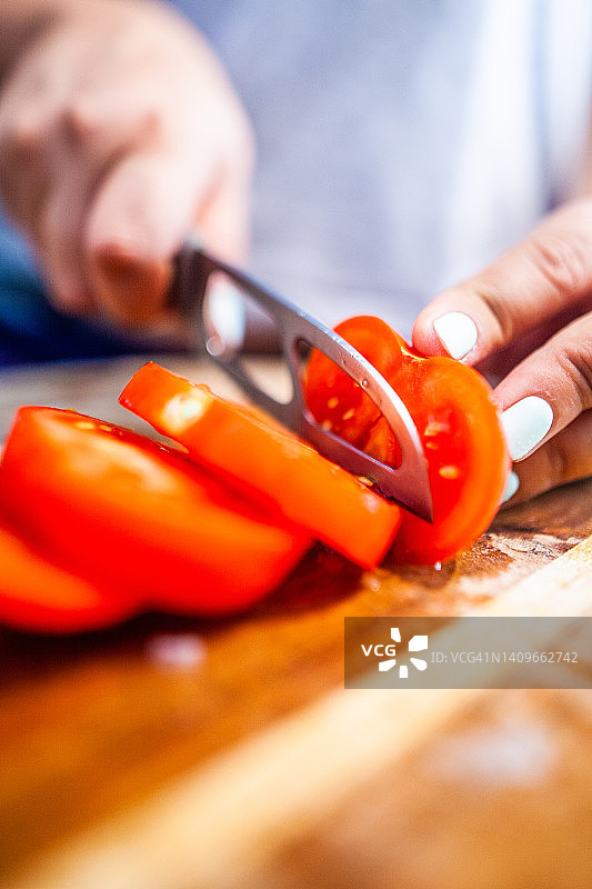 美食 - 在木板上切番茄图片素材