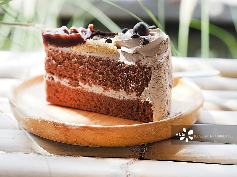 木制托盘上的奶油巧克力生日蛋糕图片素材