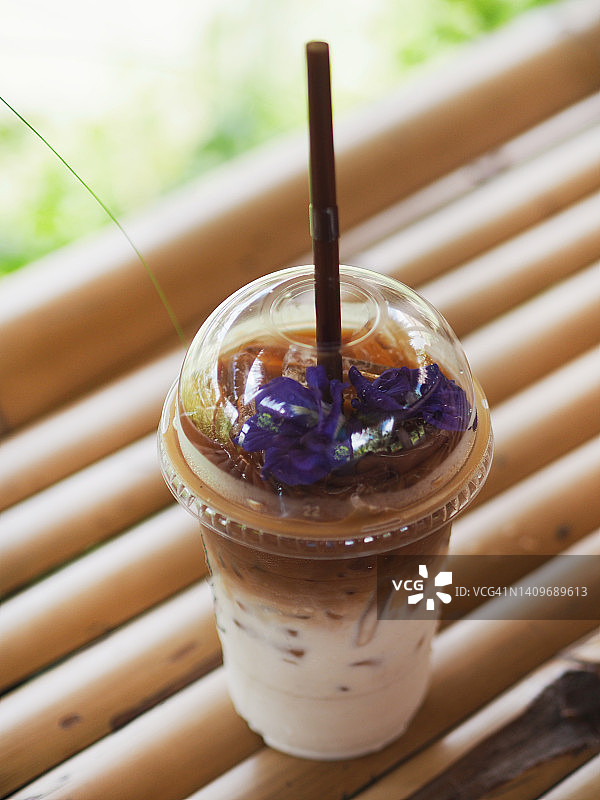 冰镇咖啡塑料杯特写图片素材