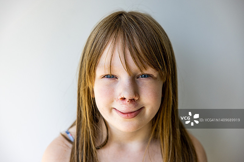 快乐的白人小女孩特写人像图片素材