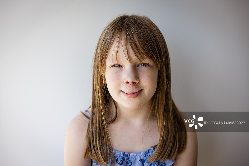 快乐的白人小女孩肖像图片素材