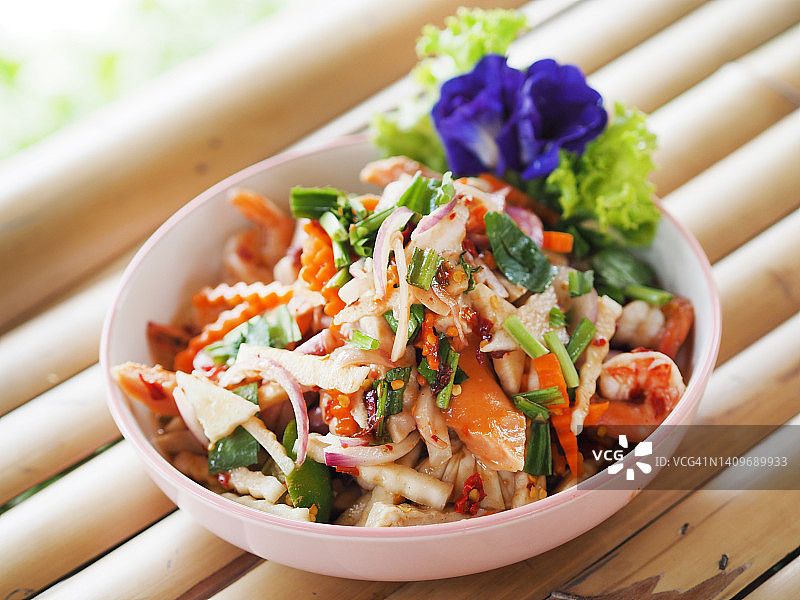 白盘装泰式海鲜沙拉图片素材