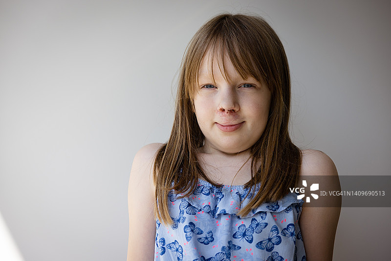 快乐的白人小女孩肖像图片素材