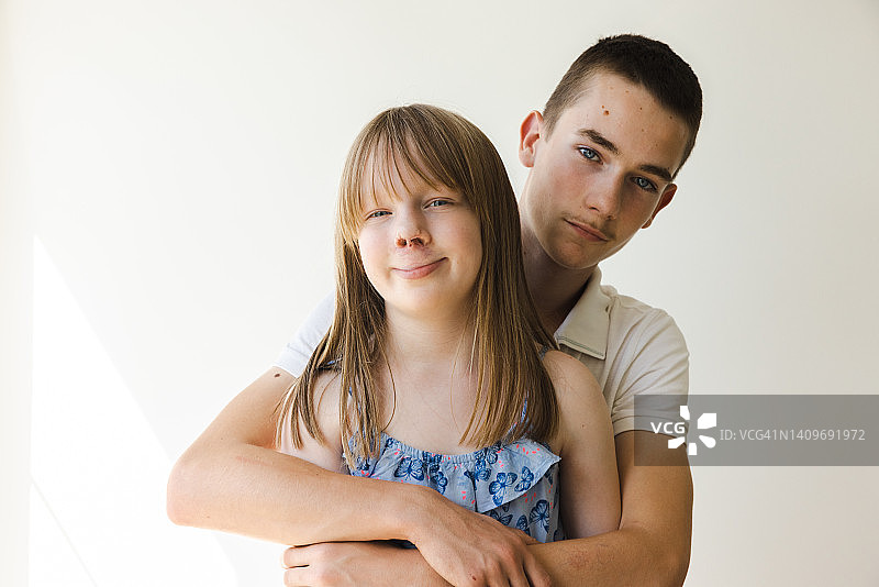 拥抱在一起的白人姐弟图片素材