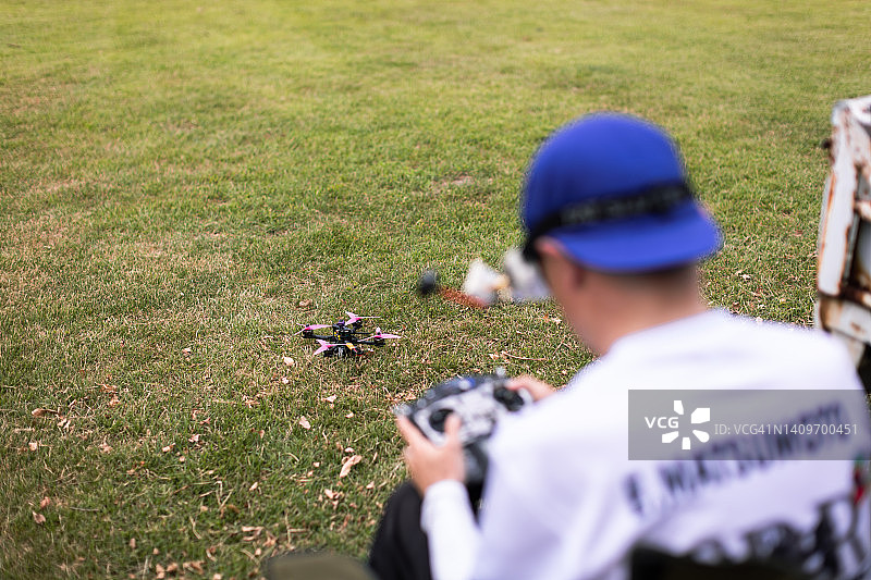 朋友们在练习场练习无人机竞速图片素材