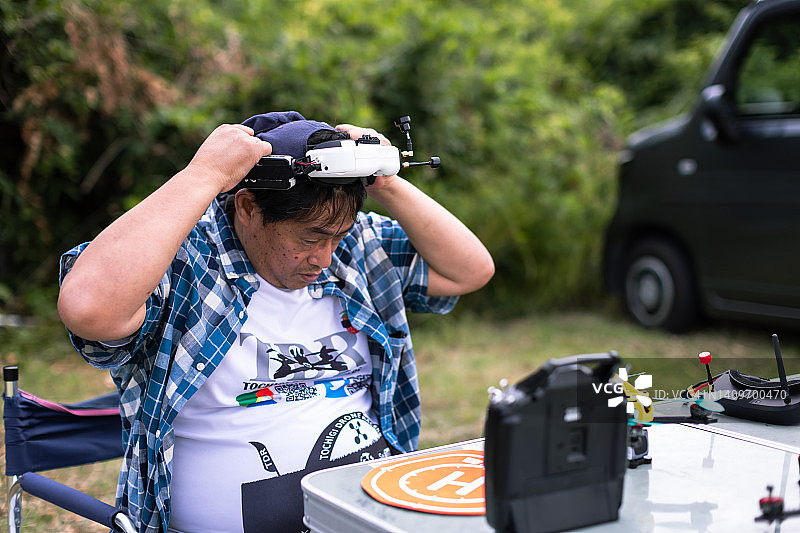 朋友们在练习场练习无人机竞速图片素材