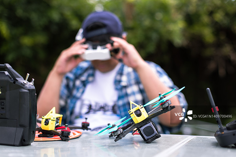 朋友们在练习场练习无人机竞速图片素材